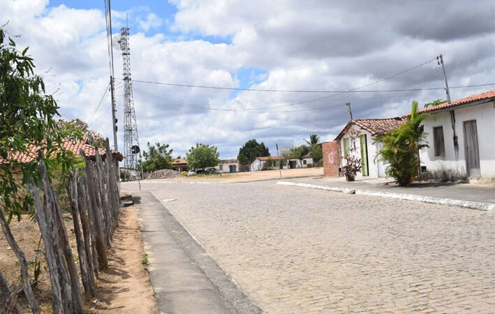 Companhia de Desenvolvimento e Ação Regional destina trator e 100 caixas d’água para Lagoa do Cipó, em Baixa Grande