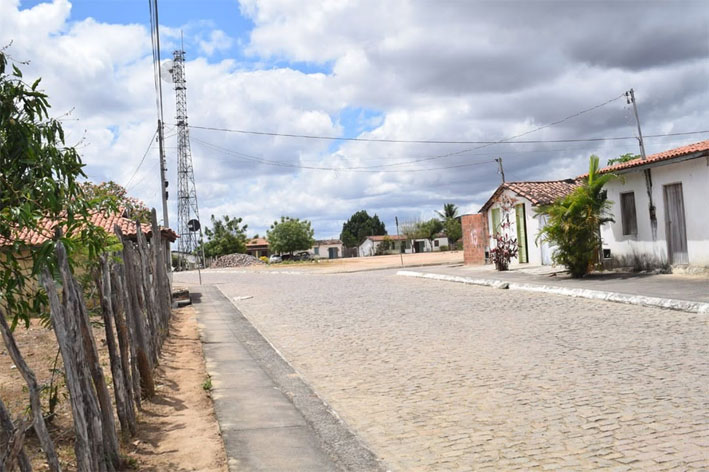 Companhia de Desenvolvimento e Ação Regional destina trator e 100 caixas d’água para Lagoa do Cipó, em Baixa Grande