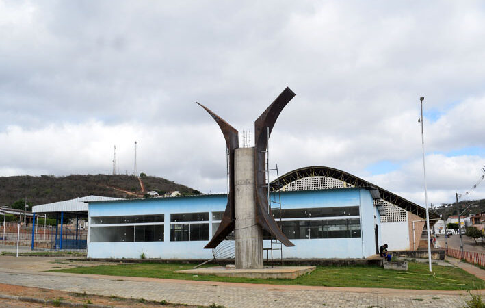 Obras na Praça da Juventude de Baixa Grande avançam; monumento começa a ser instalado