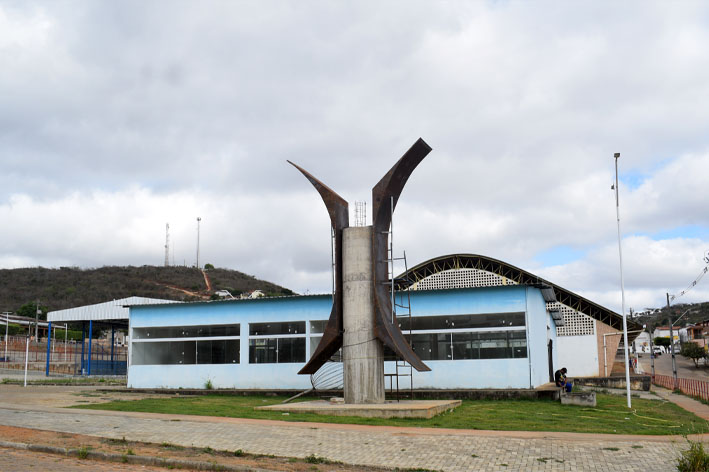 Obras na Praça da Juventude de Baixa Grande avançam; monumento começa a ser instalado