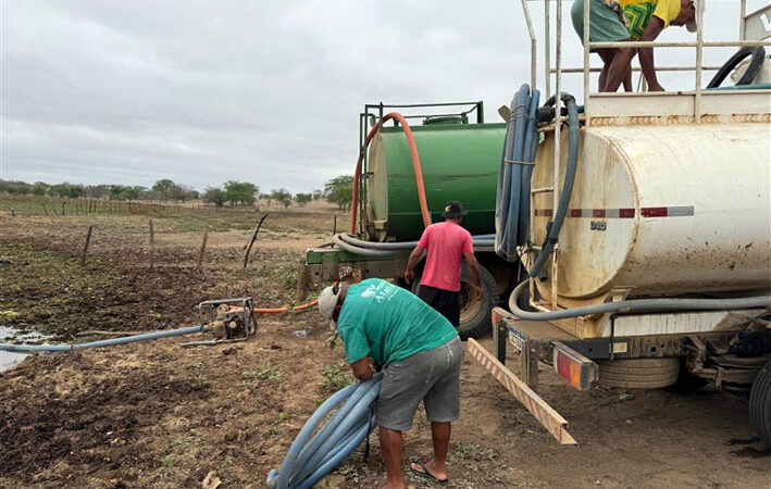 Prefeitura realiza mutirão de entrega de água na zona rural de Baixa Grande