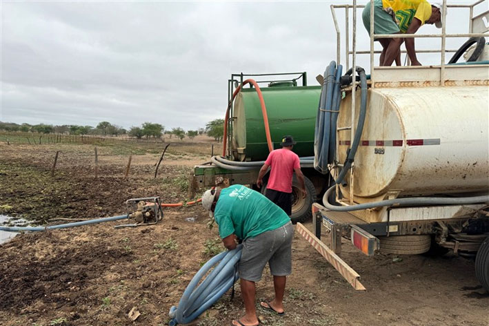 Prefeitura realiza mutirão de entrega de água na zona rural de Baixa Grande