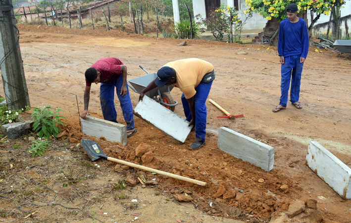 Iniciada a colocação de meios-fios na segunda parte da Rua João Job, em Baixa Grande