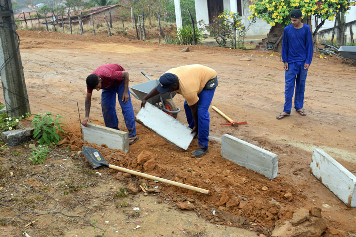 Iniciada a colocação de meios-fios na segunda parte da Rua João Job, em Baixa Grande