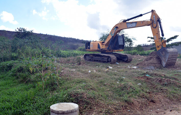 Escavadeira hidráulica chega a Baixa Grande para iniciar nova limpeza do Riacho do Salgadinho