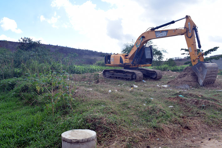 Escavadeira hidráulica chega a Baixa Grande para iniciar nova limpeza do Riacho do Salgadinho