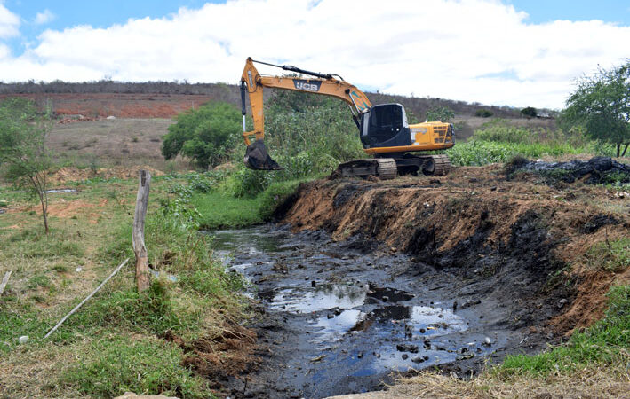 Iniciada a limpeza do Riacho do Salgadinho em Baixa Grande; esta é a segunda intervenção realizada em 2025