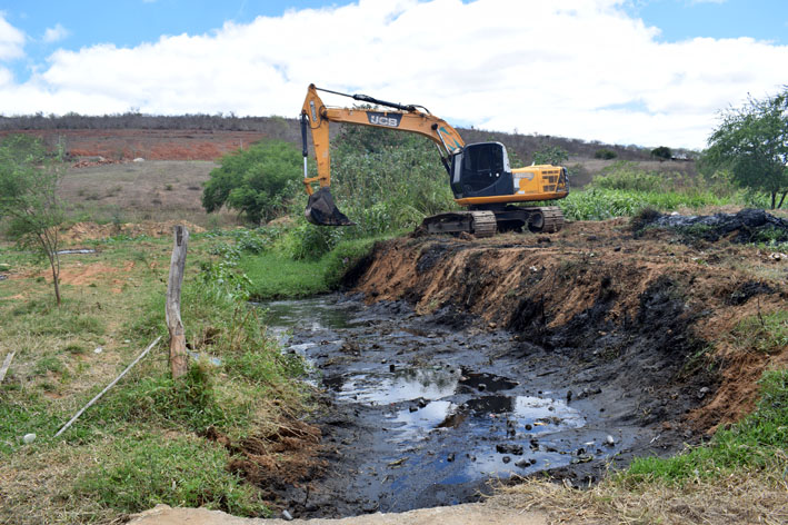 Iniciada a limpeza do Riacho do Salgadinho em Baixa Grande; esta é a segunda intervenção realizada em 2025