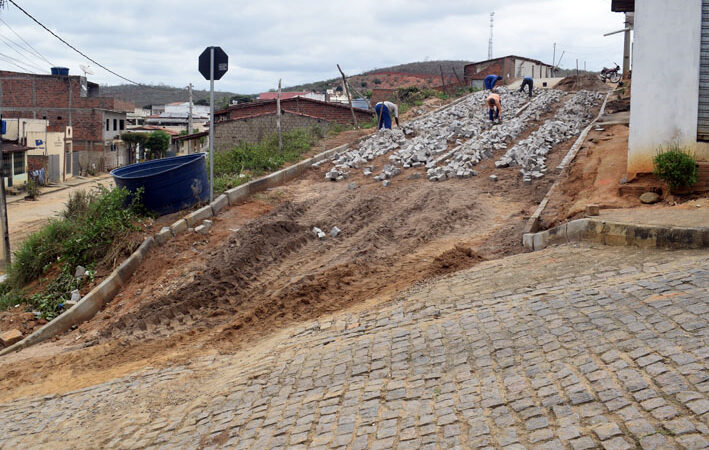 Após chuvas, prefeitura retoma obras de calçamento em duas ruas de Baixa Grande