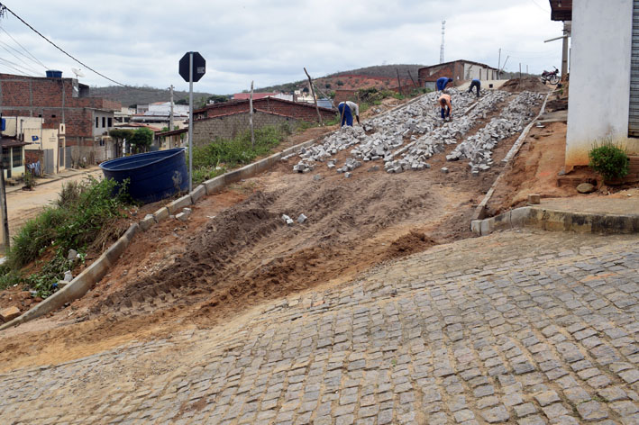 Após chuvas, prefeitura retoma obras de calçamento em duas ruas de Baixa Grande