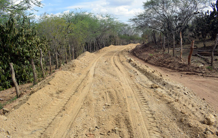 Prefeitura de Baixa Grande segue firme na ampla melhoria da estrada de Mandacaru