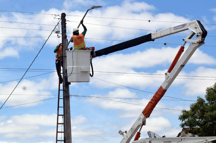 Prefeitura de Baixa Grande inicia substituição de lâmpadas mais potentes e econômicas nos povoados