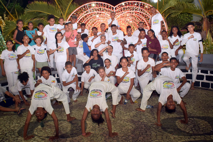 Noite de sábado em Baixa Grande é marcada por Aulão de Capoeira e Sons de Natal na Praça Livre