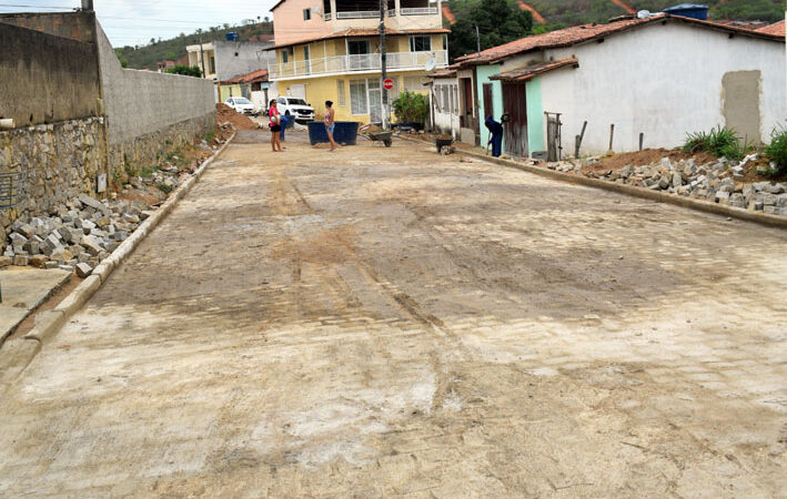 Prefeitura de Baixa Grande conclui calçamento da Rua João Job; outras duas vias seguem em obras