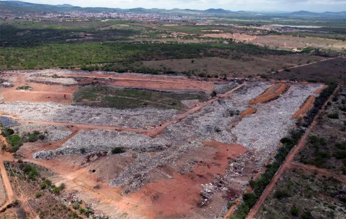 Imagem de idoso em lixão de Ipirá expõe descaso ambiental na Bahia; quase 70% de cidades convivem com descarte irregular