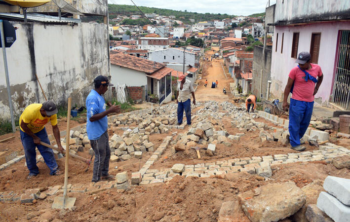 Prefeitura de Baixa Grande inicia assentamento de paralelepípedos na Rua Belarmino R. de Brito