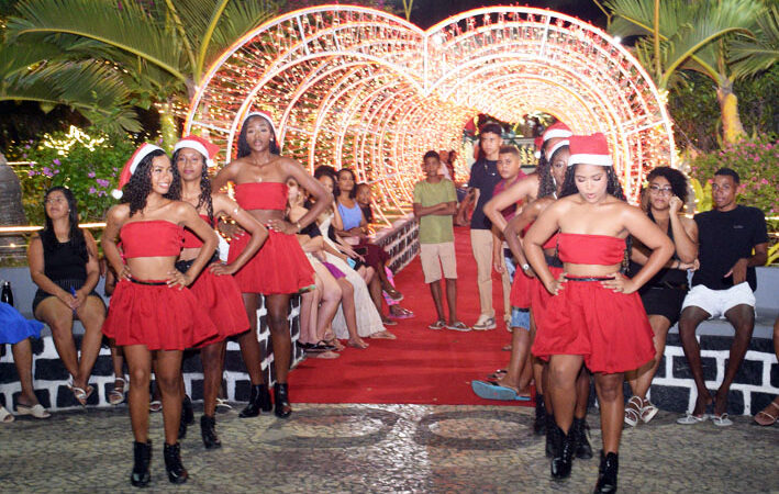 Iluminação natalina transforma praça de Baixa Grande em ponto de encontro da população