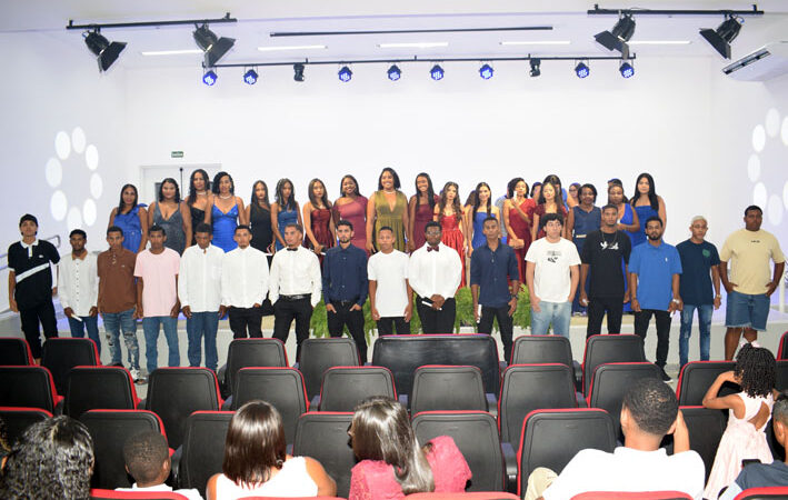 Colégio José Ribeiro Pamponet realiza cerimônia de conclusão do Ensino Médio na modalidade EJA