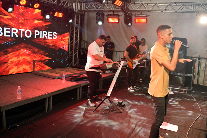 Roberto Pires, Ronaldo do Teclado e Ludimila animam a segunda noite do Réveillon 2025 em Baixa Grande