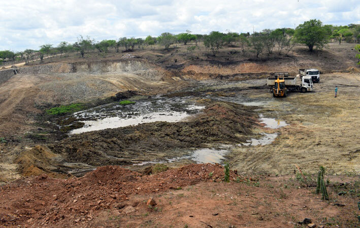 Prefeitura de Baixa Grande mantém obras no açude de Mandacaru mesmo durante feriado