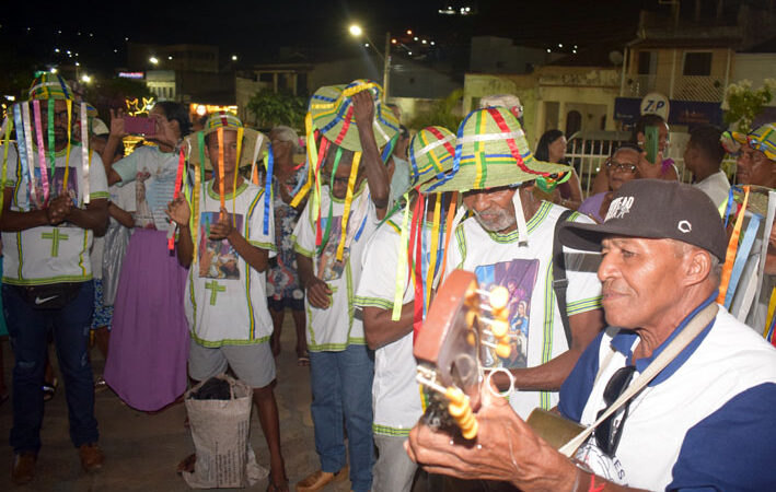 Folia de Reis em Baixa Grande leva moradores às ruas e renova cultura milenar