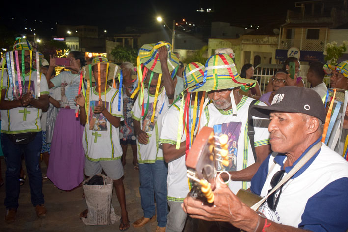 Folia de Reis em Baixa Grande leva moradores às ruas e renova cultura milenar