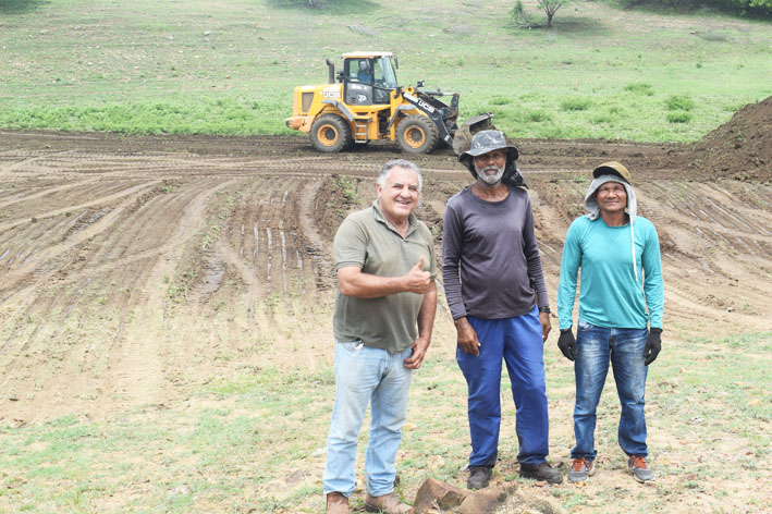 Com três frentes de trabalho, Secretaria de Agricultura segue firme com a limpeza de aguadas em Baixa Grande