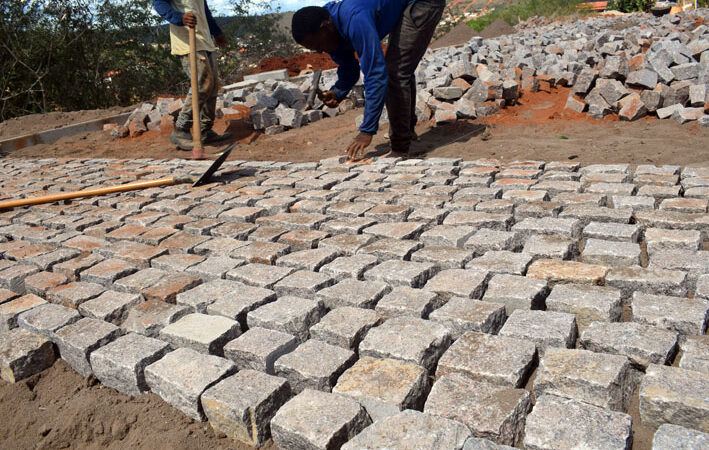 Prefeitura de Baixa Grande inicia colocação de paralelepípedos em novas ruas do Bairro do Cruzeiro
