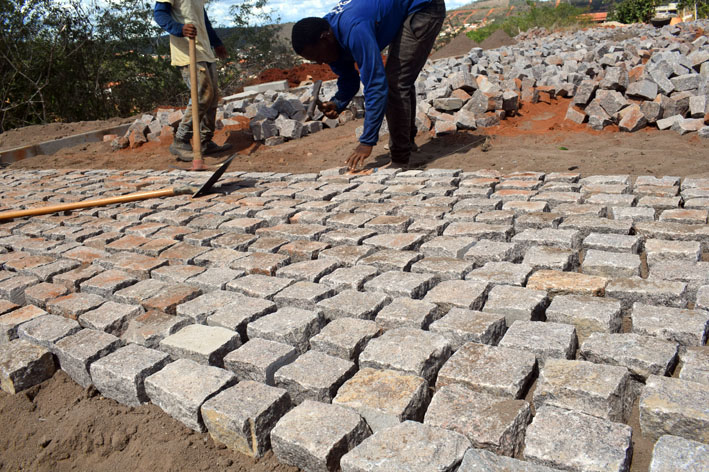 Prefeitura de Baixa Grande inicia colocação de paralelepípedos em novas ruas do Bairro do Cruzeiro
