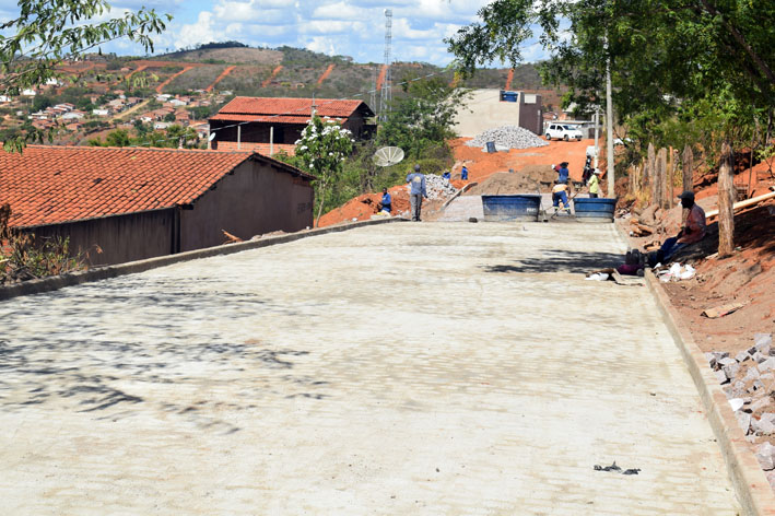 Prefeitura de Baixa Grande avança com obras de calçamento no Bairro do Cruzeiro