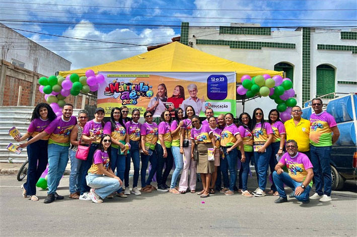 Educação que vai ao encontro de pessoas: Secretaria de Educação leva matrículas da rede municipal à Feira Livre de Baixa Grande