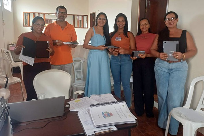 Secretaria de Assistência Social de Baixa Grande entrega tablets à equipe do Bolsa Família durante reunião do CMAS