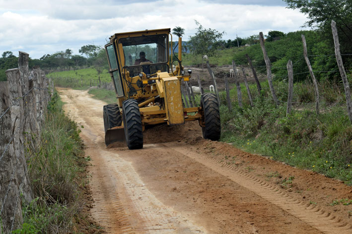 Estradas da região do Lajedo Grande estão sendo recuperadas em Baixa Grande