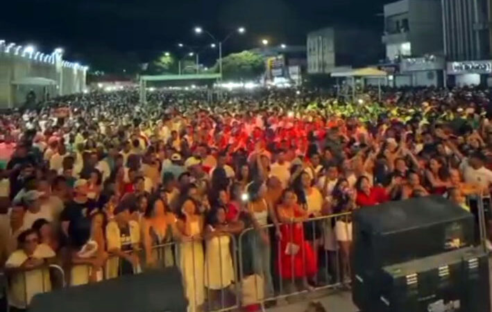 Vídeos: belíssimo espetáculo de som e luz encantou o público na virada do ano em Ipirá
