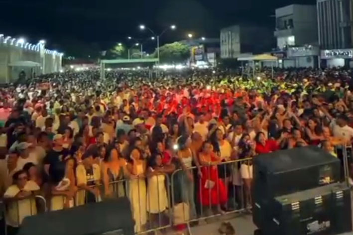 Vídeos: belíssimo espetáculo de som e luz encantou o público na virada do ano em Ipirá