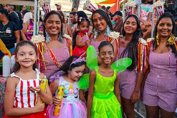 Primeiro dia de Carnaval anima as ruas de Mairi com tradição e alegria
