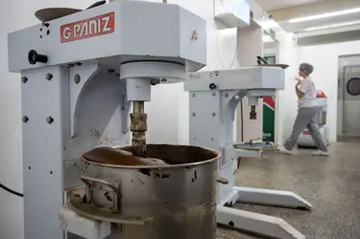 Juros altos fazem faturamento da indústria estagnar em 2025