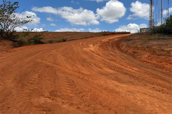 Prefeitura de Baixa Grande inicia preparação do terreno para calçamento na subida do Monte e em ruas do Bairro Cruzeiro