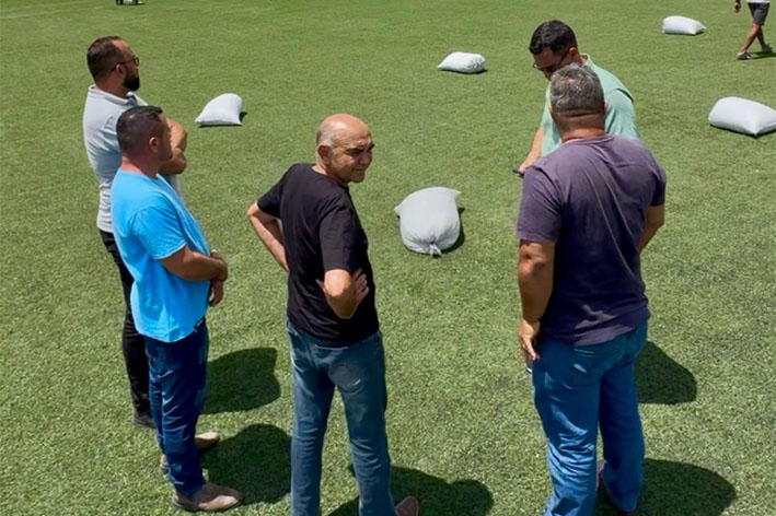 Prefeito de Mairi acompanhou de perto a requalificação da grama do Estádio Municipal