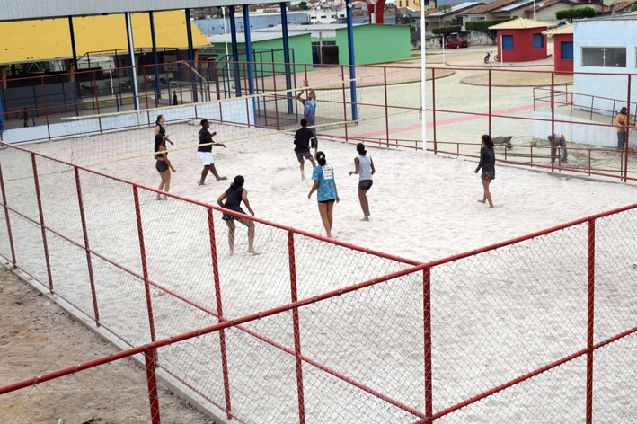 Adolescentes estreiam quadra de areia e antecipam clima de inauguração em Baixa Grande