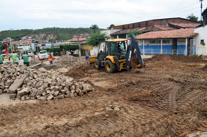 Iniciada a recuperação do calçamento em frente ao antigo Clube 5 de Março, em Baixa Grande