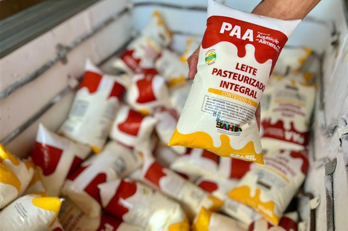 Assistência Social de Baixa Grande realiza entrega de leite para famílias e instituições por meio do PAA