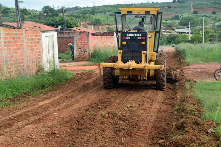 Prefeitura de Baixa Grande recupera ruas do Novo Horizonte após chuvas e anuncia chegada do tão aguardado calçamento