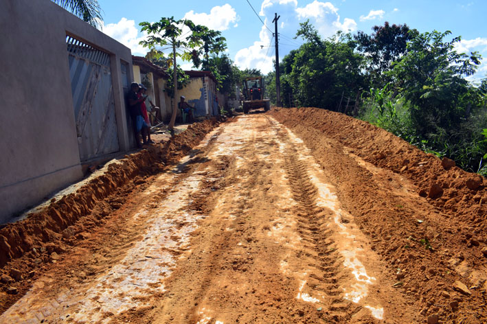 Prefeitura realiza terraplanagem em rua do KM 4 e obra de calçamento deve começar nos próximos dias em Baixa Grande