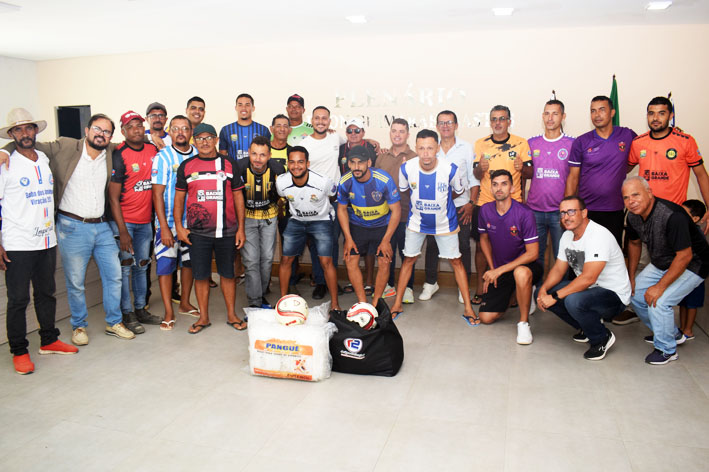 Prefeitura de Baixa Grande entrega uniformes às 16 equipes da Copa Rural