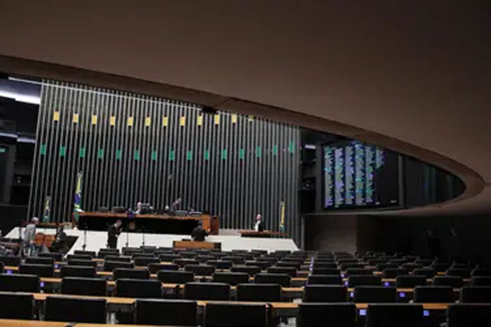 Semana começa esvaziada no Senado e sem definições na Câmara