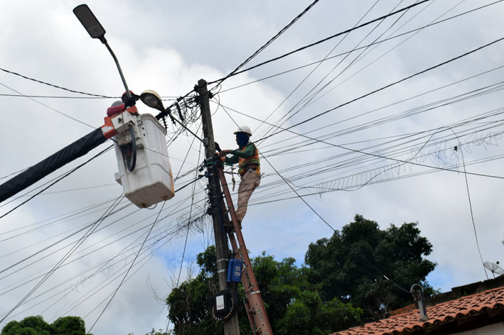 Após danos causados pelas chuvas e quedas de energia, prefeitura intensifica recuperação da iluminação pública em Baixa Grande