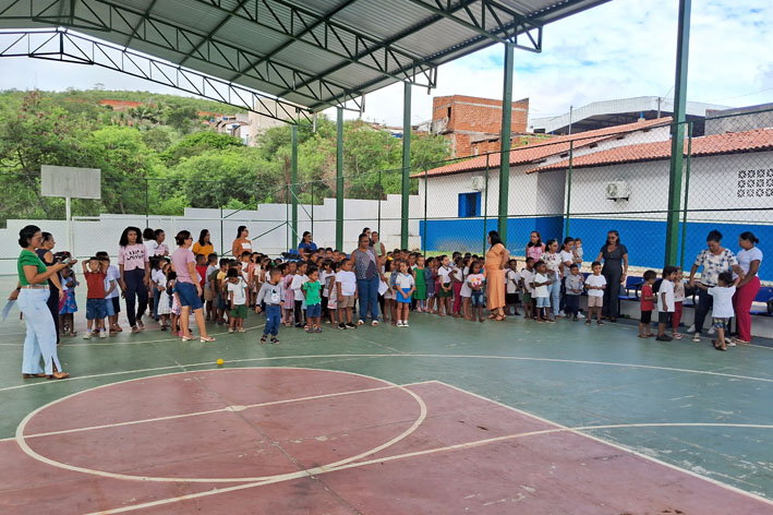 Estudantes do Evandro Miranda iniciam a semana escolar cantando o Hino de Baixa Grande