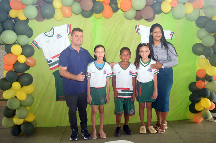 Prefeitura de Baixa Grande inicia entrega de uniformes escolares