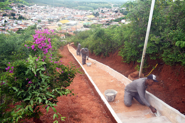 Monte do Cruzeiro passa por limpeza e pintura para a Via-Sacra da Sexta-feira da Paixão em Baixa Grande